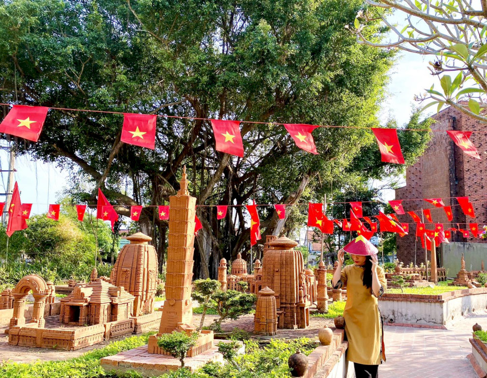 For a smooth visit, travelers should wear light clothing, bring water, and check the weather forecast beforehand 